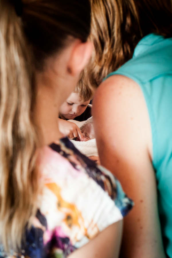 meeting siblings1 ©annatoddphotography Must have photos of your babys first day