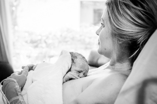 skin to skin brestfeed ©annatoddphotography Must have photos of your babys first day