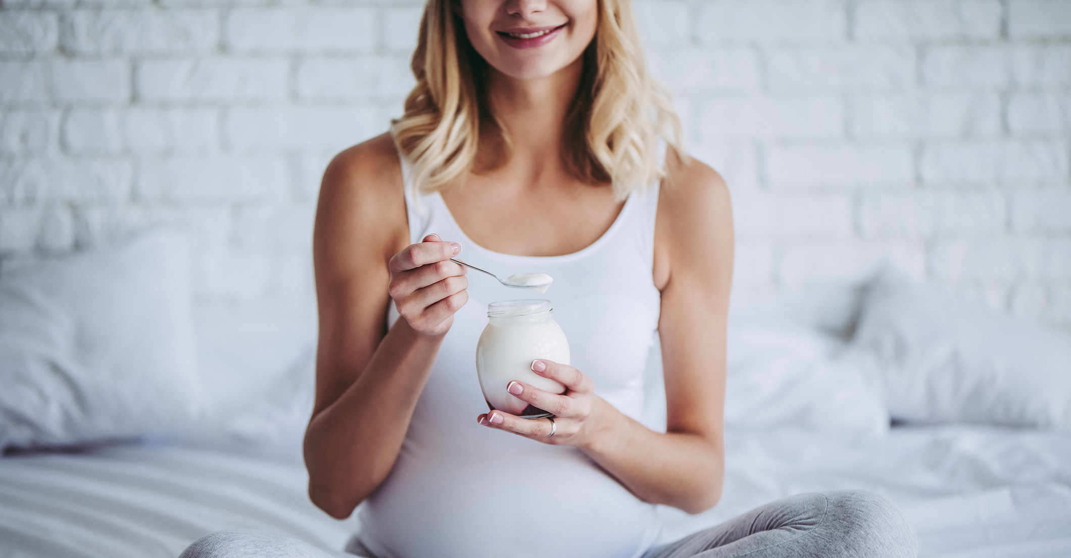 pregnant_woman_eating_on_bed
